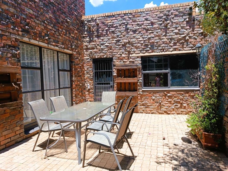 5 Bedroom Property for Sale in Fichardt Park Free State